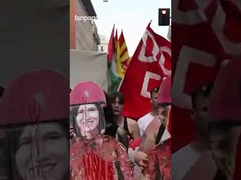 Bruciata immagine di Trump e imbrattata sagoma Meloni durante corteo per il riarmo