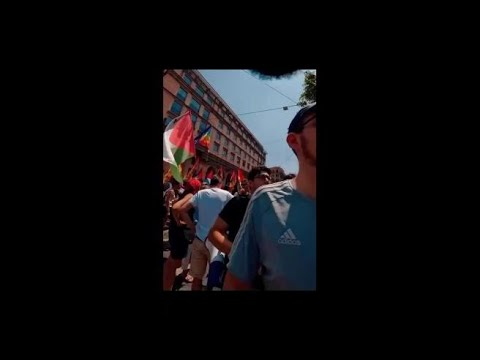 Al corteo «Disarmiamoli» non lo lasciano sfilare con la bandiera dell’Ucraina