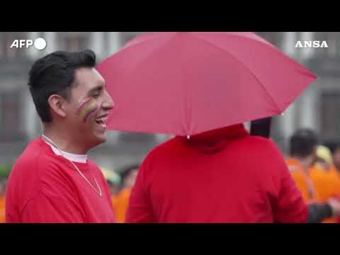 Una enorme bandiera lgbtq+ colora lo Zocalo di Citta’ del Messico