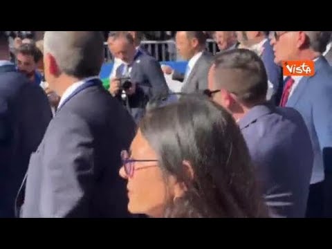 “Vai Giorgia”, applausi per Meloni alla parata del 2 Giugno. Lei saluta il pubblico con la mano