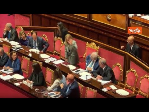 Applauso per Meloni che lascia Senato dopo discussione su Consiglio Ue. Lei saluta con la mano