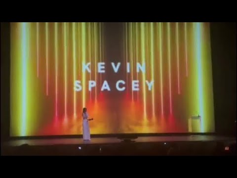 Rimini, il video della premiazione di Kevin Spacey all’Italian Global Festival