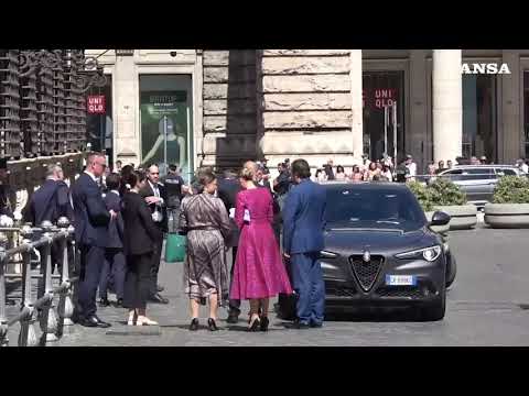 Italia-Slovacchia, il presidente Fico a Palazzo Chigi con un mazzo di fiori