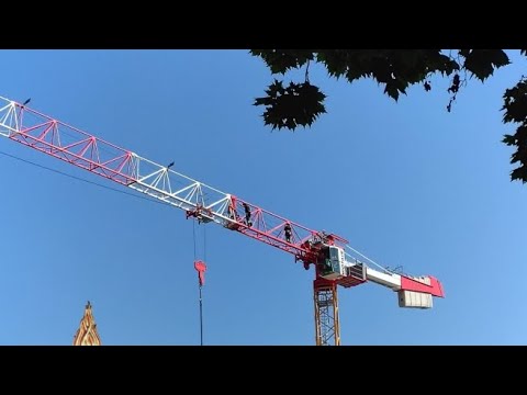 La protesta degli operai che occupano il cantiere: «Siamo da mesi senza stipendio»