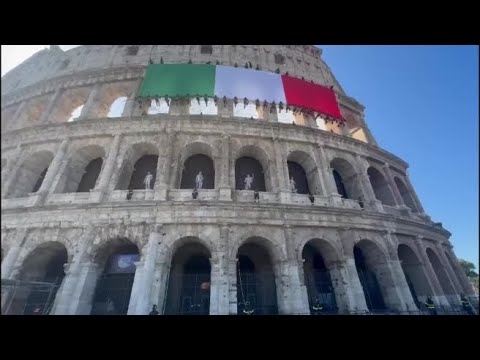 Colosseo, i vigili del fuoco srotolano il Tricolore dal piano più alto dell’Anfiteatro Flavio
