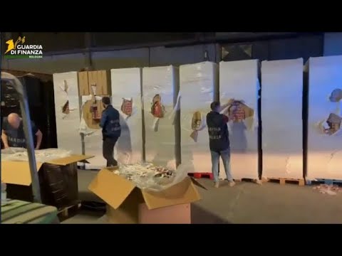 Dentro la fabbrica clandestina di sigarette: le tonnellate di tabacco