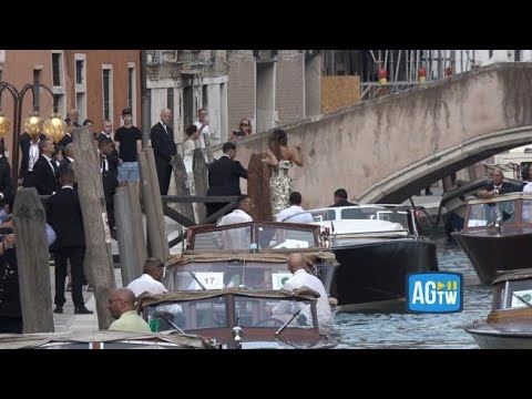 Jeff Bezos e Lauren Sanchez arrivano alla cena che apre i festeggiamenti delle nozze