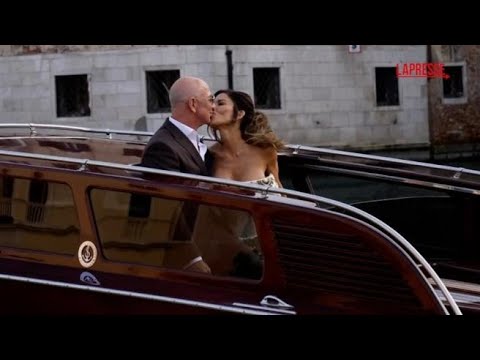 Jeff Bezos e il bacio in laguna alla futura moglie Lauren Sanchez: «Amiamo Venezia»