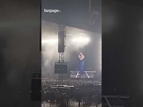Marco Mengoni elogia il pubblico durante il concerto al Maradona: “Tutti dicono che qui c’è un calor