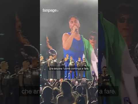 Marco Mengoni sul palco del Maradona con la bandiera della Palestina: “Continuiamo a parlare, magari