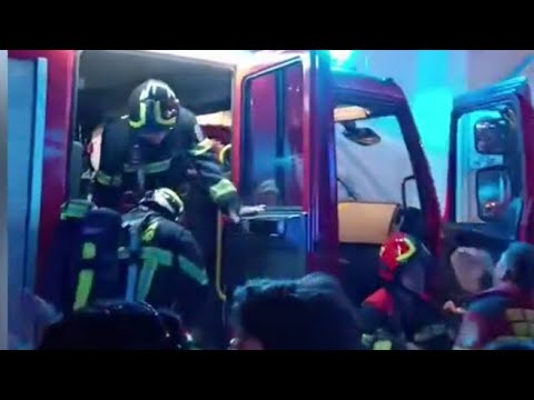Incendio in centro, la movida ostacola l’intervento dei pompieri tra video, selfie e canti