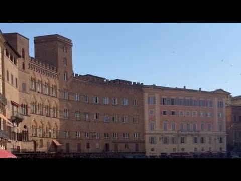 Siena si prepara al Palio, tra cavalli e drappellone