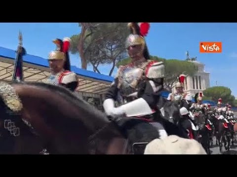 La mascotte Briciola insieme ai Corazzieri a cavallo alla parata del 2 Giugno