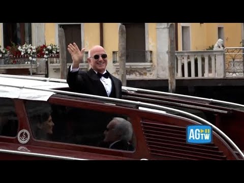 Jeff Bezos esce dall’hotel per raggiungere l’isola del matrimonio