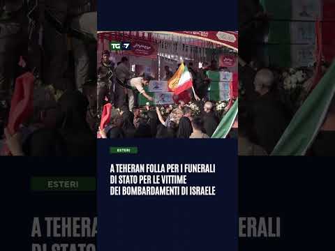 A Teheran folla per i funerali di Stato per le vittime dei bombardamenti di Israele