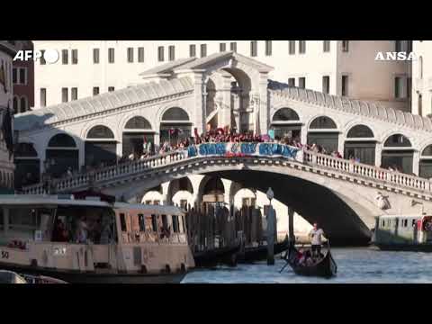 Sfilano i “No Bezos” a Venezia, in 700 contro le feste vip in laguna