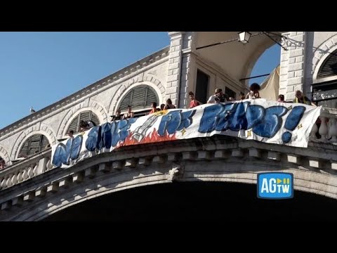 Venezia, la manifestazione anti Bezos: pacchi e striscione sul ponte di Rialto
