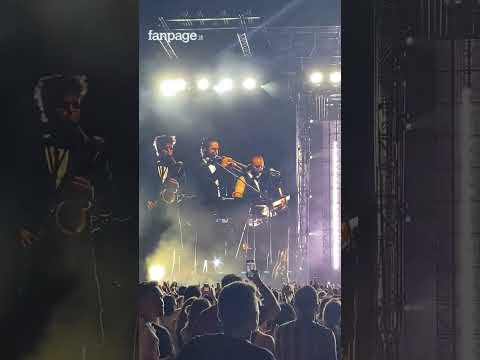 Marco Mengoni cambia il testo di “Voglio” per lanciare un messaggio