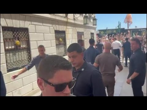 Venezia, Jeff Bezos e Lauren Sanchez all’Harry’s Bar: bagno di folla per la coppia di sposi