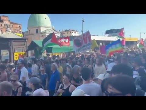 Il corteo di protesta contro le nozze di Bezos: in 600 in marcia dalla stazione a Rialto