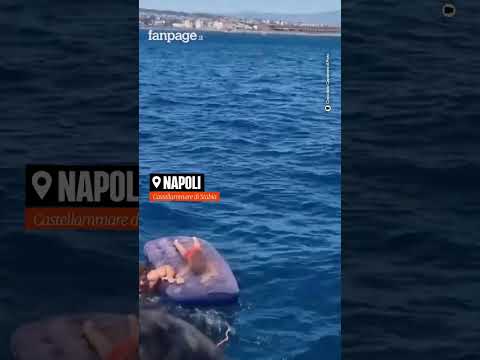 Bimbo di 5 anni spinto dalla corrente in mare mentre fa il bagno con la nonna sul materassino, paura