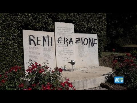 Nuovo sfregio sulla lapide dei partigiani di Forte Bravetta, compare la scritta «remigrazione»