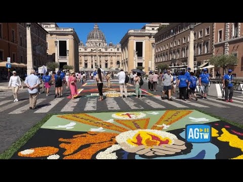 L’infiorata colora via della Conciliazione: oggi a Roma è la festa dei santi Pietro e Paolo