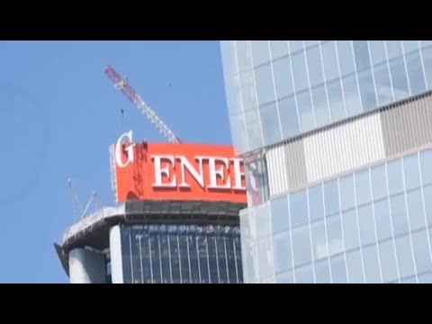 L’installazione dell’insegna Generali sulla torre Hadid