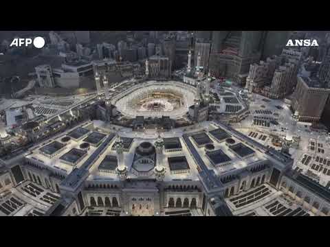 La Mecca, pellegrini eseguono il Tawaf intorno alla Kaaba