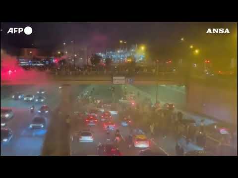 Finale Champions, idranti e lacrimogeni sui tifosi sugli Champs Elysees