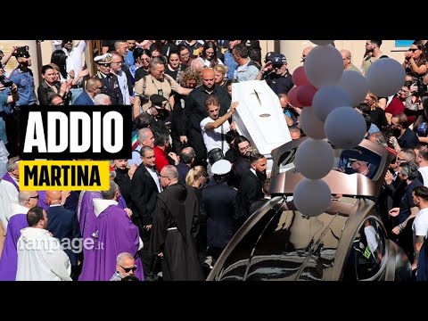 I funerali di Martina Carbonaro, uccisa dall’ex ad Afragola: “Non chiamatelo raptus, è femminicidio”