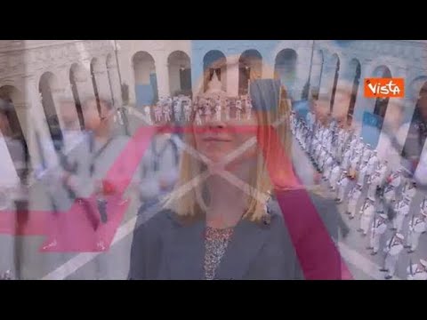 Meloni riceve Macron a Palazzo Chigi, sorrisi e baci sulle guance con il Presidente francese