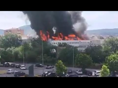 Fiamme all’Università di Viterbo, le immagini dell’incendio che sta devastando le aule di Agraria