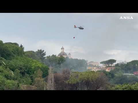 Fiamme sulla collina di Monte Mario a Roma, chiuse alcune strade