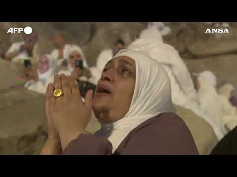 I pellegrini musulmani sul Monte Arafat per il culmine dello Hajj