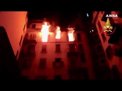 Incendio a Milano, le immagini delle fiamme nel condominio di viale Abruzzi