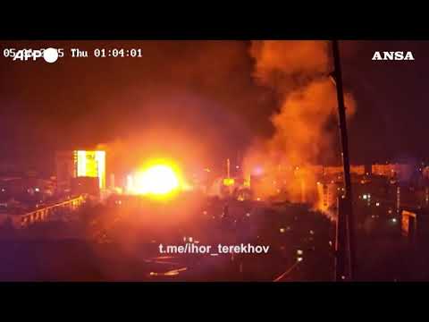 Attacco di droni russi sull’area residenziale di Kharkiv: almeno 17 feriti