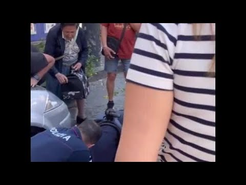 Napoli, la polizia salva un gattino intrappolato nel vano motore di un’auto