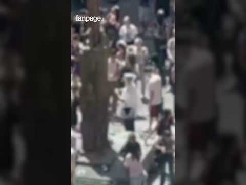 Farina, uova e bottiglie: così è stata “celebrata” la fine della scuola in piazza Fuga, al Vomero