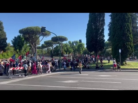 Manifestanti si accampano al nastro di partenza, domani, del Giro d’Italia