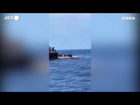 I volontari della Freedom Flotilla Coalition soccorrono dei migranti in mare