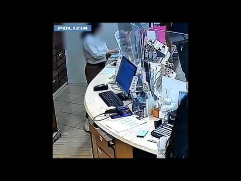 Rapina in farmacia, ecco il blitz ripreso dalla videocamere della sorveglianza