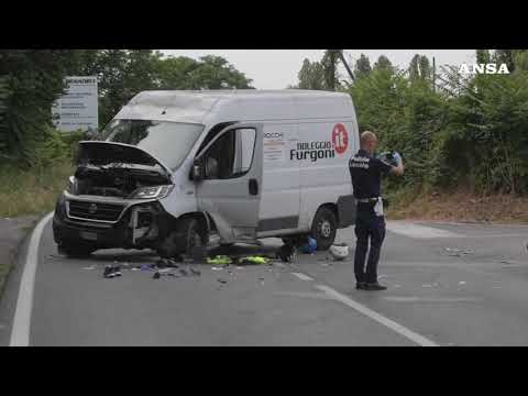 Furgone contro scooter nel Milanese, grave un motociclista