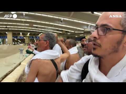 La Mecca, i fedeli celebrano l’Eid al-Adha con la lapidazione del diavolo