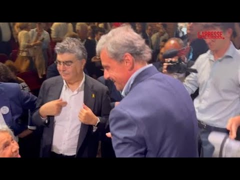 Milano, stretta di mano tra Renzi e Calenda dopo la manifestazione