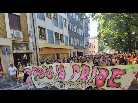 Pride a Padova, in migliaia sfilano per la città: il video del corteo