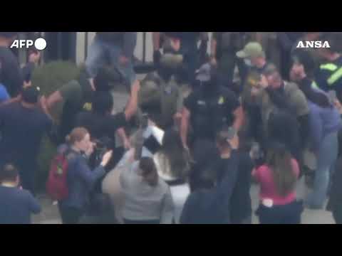 A Los Angeles scoppia la protesta contro i raid anti-migranti