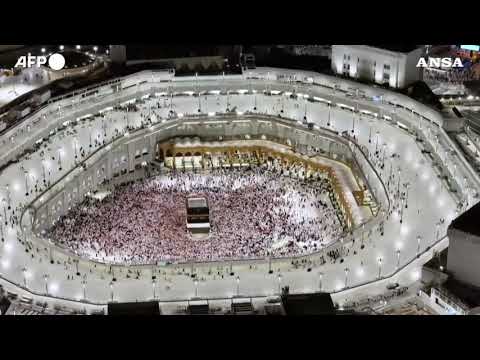 La Mecca, i pellegrini eseguono il tawaf nella Grande Moschea