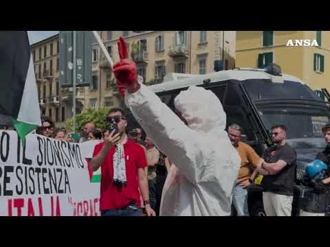 Pro Palestina a Milano, il corteo viene bloccato dalle forze dell’ordine