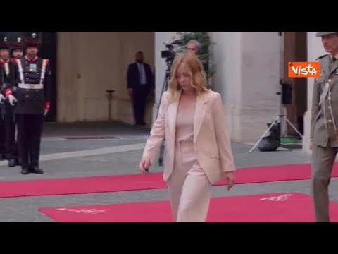 Il saluto con l’abbraccio di Meloni e Milei, il Presidente argentino a Palazzo Chigi